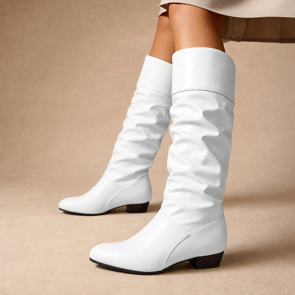 מגפי ברך עם שוק מכווץ וחרטום מחודד – צילום פרימיום