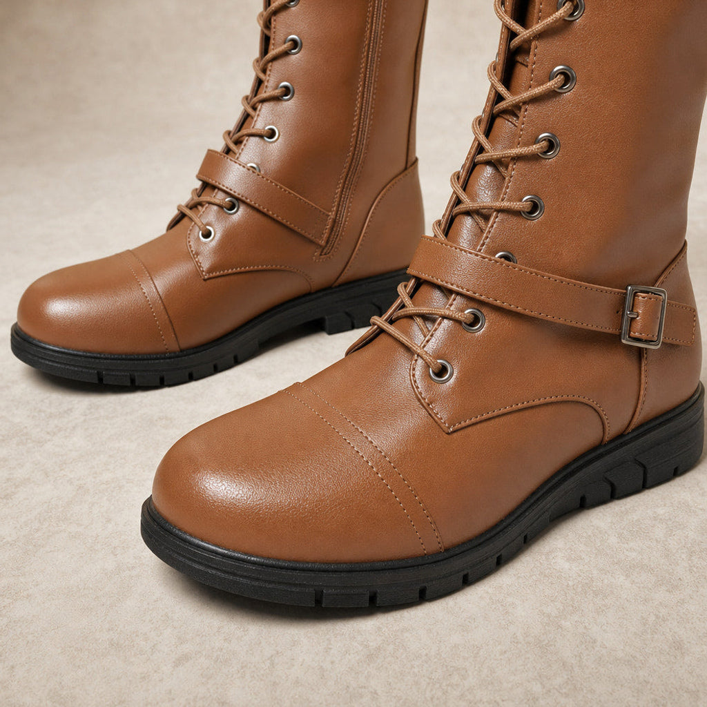 מגפי עור גבוהים עד הברך בסגנון קומבט עם סוליית פלטפורמה חום – תקריב בד ופרטים